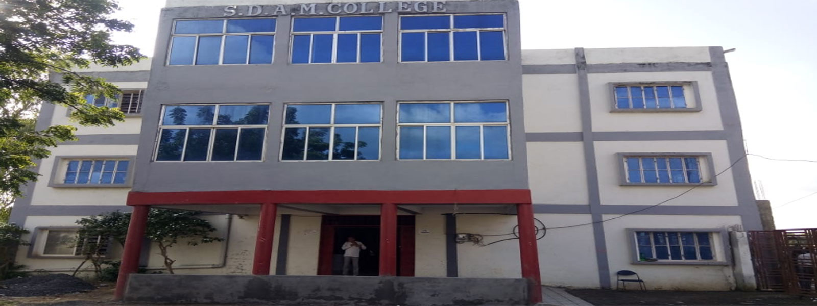 <div class='slider_caption'>
                                                     <h1>SDAM College, Seoni  Malwa, Hoshagabad</h1>
                                                     <a class='slider-readmore' href=''>
                                                                                                          </a>
                                                     </div>